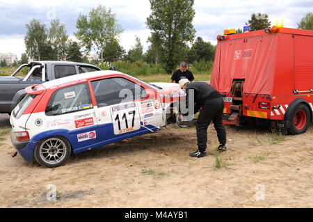 Ein beschädigter Rennwagen wird von einem Abschleppwagen von der Rennstrecke abgeschleppt. Autorennen, Kiew Cup, 13. August 2017. Kiew, Ukraine. Stockfoto