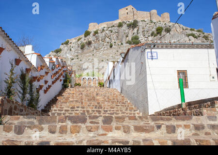 Hohe felsige Hügel mit Schloss von Belmez, Cordoba, Spanien. Blick von Straßen der Stadt. Rafael Canalejo Treppe Stockfoto