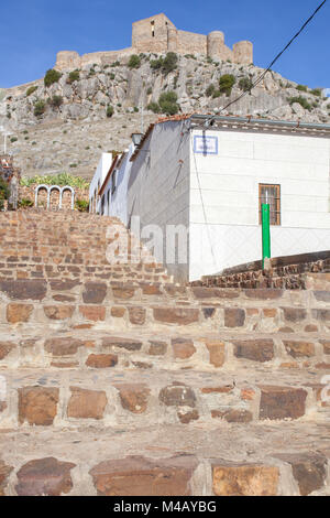 Hohe felsige Hügel mit Schloss von Belmez, Cordoba, Spanien. Blick von Straßen der Stadt. Rafael Canalejo Treppe Stockfoto