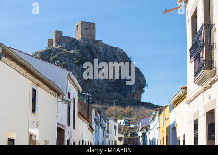 Bergspitze felsigen Hügel mit Schloss von Belmez, Cordoba, Spanien. Blick von Straßen der Stadt Stockfoto