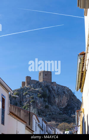 Bergspitze felsigen Hügel mit Schloss von Belmez, Cordoba, Spanien. Jet Kondensstreifen auf blauen Himmel Stockfoto