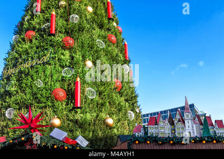 Riesige Weihnachtsbaum (aus Hunderten von Roten Fichten) auf dem Alten Markt in Dortmund, Deutschland Stockfoto