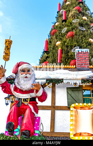 Weihnachtsdekoration für die Adventszeit am Weihnachtsmarkt in Dortmund, Deutschland Stockfoto