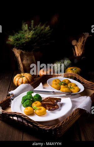Knödel mit Kürbispüree und gegrillte Rippen Stockfoto
