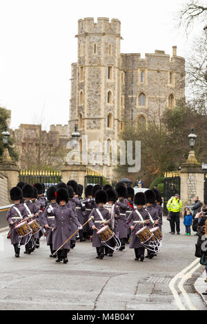 Armee marching band der Coldstream Guards (mit Musiker Soldaten - Drums/Drummer/Pipers) während die Wachablösung, Schloss Windsor, Großbritannien. Stockfoto