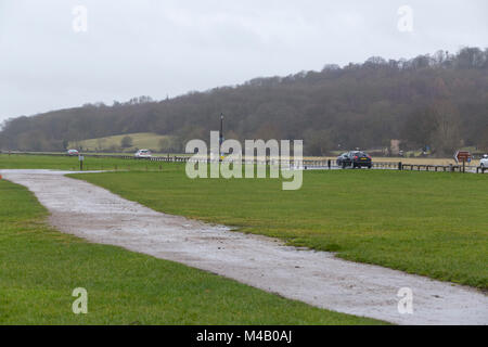 Die Themse und Runnymede Wiese / Flut schlicht an einem kalten feuchten grauen Wintertag / Wintertag, mit schlammigen Pfad / Fuß Weg. Runnymede, Surrey. VEREINIGTES KÖNIGREICH. Stockfoto