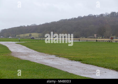 Die Themse und Runnymede Wiese / Flut schlicht an einem kalten feuchten grauen Wintertag / Wintertag, mit schlammigen Pfad / Fuß Weg. Runnymede, Surrey. VEREINIGTES KÖNIGREICH. Stockfoto