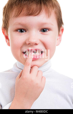 Junge seine fehlende Milchzähne angezeigt Stockfoto