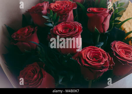 Blaue Hausschuhe in der Nähe des Meeres Stockfoto