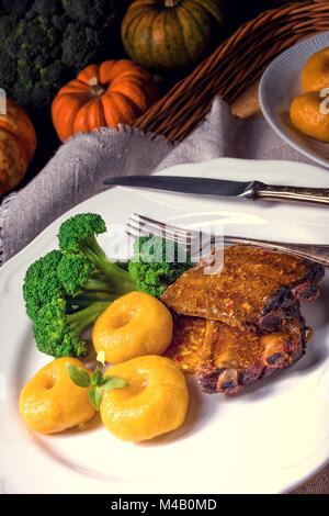 Knödel mit Kürbispüree und gegrillte Rippen Stockfoto