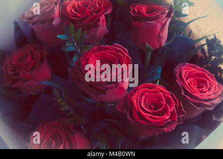 Blaue Hausschuhe in der Nähe des Meeres Stockfoto