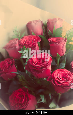 Blaue Hausschuhe in der Nähe des Meeres Stockfoto