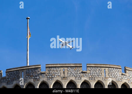 Flugzeuge/Flugzeug/Flugzeug/Flug vom Flughafen Heathrow über den runden Turm von Schloss Windsor, Klettern nach, & Royal Standard Flagge Stockfoto