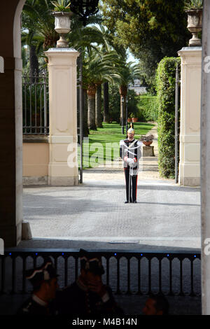 Die corazzieri gehören zu den Carabinieri. Es ist eine Abteilung der Armee, arbeitet an der Quirinale, wo der Präsident der Italienischen Republik Resi Stockfoto