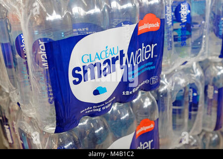 Smart Wasser in Plastikflaschen im Supermarkt Stockfoto