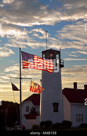 Chatham Küstenwache Leuchtturm mit amerikanischer Flagge bei sunsetlate Schifahrerjause Stockfoto