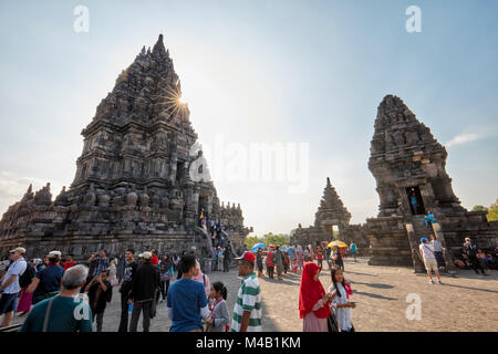 Touristen am Hindu Tempel Prambanan Compound. Spezielle Region Yogyakarta, Java, Indonesien. Stockfoto