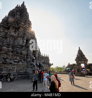 Touristen am Hindu Tempel Prambanan Compound. Spezielle Region Yogyakarta, Java, Indonesien. Stockfoto