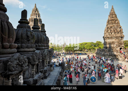 Touristen am Hindu Tempel Prambanan Compound. Spezielle Region Yogyakarta, Java, Indonesien. Stockfoto