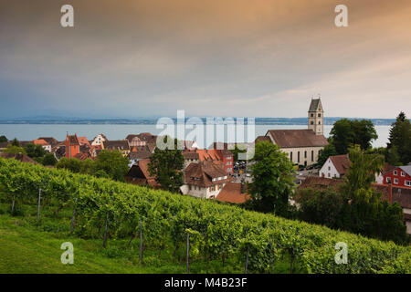 Blick auf die Kirche mit der Stadt Meersburg am Bodensee, Baden-Württemberg, Deutschland Stockfoto