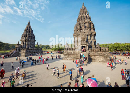 Touristen in Prambanan hinduistischen Tempelanlagen. Spezielle Region Yogyakarta, Java, Indonesien. Stockfoto