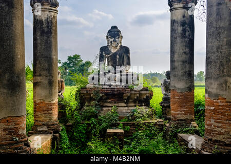 Ein Buddha Statue sitzt im backsteinbauten der Yadana Hsemee Pagode Komplex in Inwa, die ehemalige Hauptstadt von Birma Stockfoto