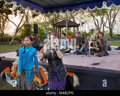 Indonesische Musikerinnen spielen traditionelle Musik für Besucher von Ratu Boko Palace Compound. Spezielle Region Yogyakarta, Java, Indonesien. Stockfoto