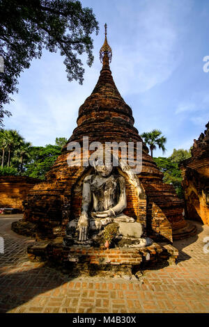 Ein Buddha Statue sitzt im backsteinbauten der Yadana Hsemee Pagode Komplex in Inwa, die ehemalige Hauptstadt von Birma Stockfoto