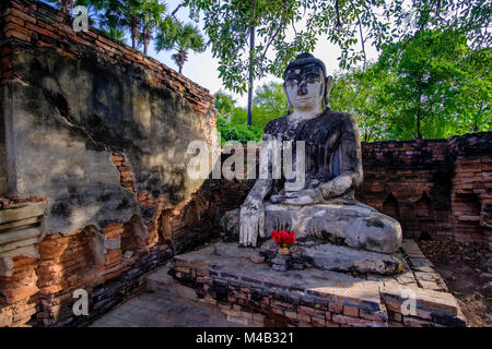 Ein Buddha Statue sitzt im backsteinbauten der Yadana Hsemee Pagode Komplex in Inwa, die ehemalige Hauptstadt von Birma Stockfoto