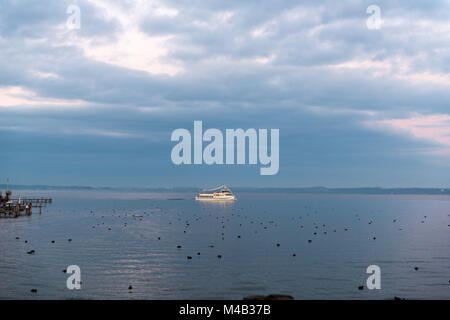 Chiemsee (See) im Winter, Dezember Licht, Boot, Stockfoto