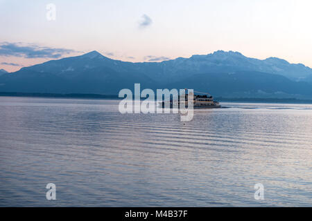 Chiemsee (See) im Winter, Dezember Licht, Bootsfahrt, Hochfelln (Berg) Stockfoto