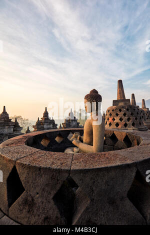 Buddha Statue mit der Hand, die Position des Dharmachakra Mudra, die drehen das Rad des Dharma. Borobudur buddhistischen Tempel, Java, Indonesien. Stockfoto