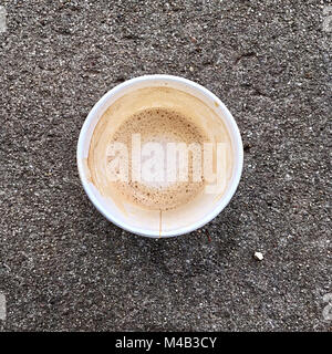 Coffee Mug steht auf dem Boden zu gehen, aus der Vogelperspektive Stockfoto