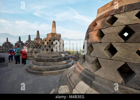 Rhombus durchlöcherte Stupas in Borobudur buddhistischen Tempel. Magelang Regency, Java, Indonesien. Stockfoto