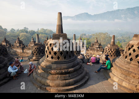 Touristen in Borobudur buddhistischen Tempel. Magelang Regency, Java, Indonesien. Stockfoto