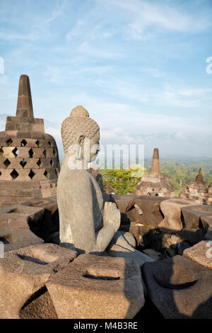 Buddha Statue mit der Hand, die Position des Dharmachakra Mudra, die drehen das Rad des Dharma. Borobudur buddhistischen Tempel, Java, Indonesien. Stockfoto