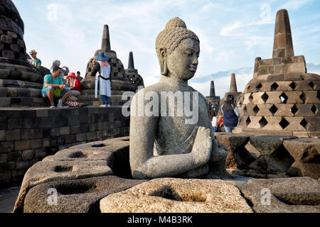 Buddha Bild mit der Hand, die Position des Dharmachakra Mudra, die drehen das Rad des Dharma. Borobudur buddhistischen Tempel, Java, Indonesien. Stockfoto