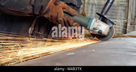 Funken, die bei der Bearbeitung der Schweißnaht Stockfoto