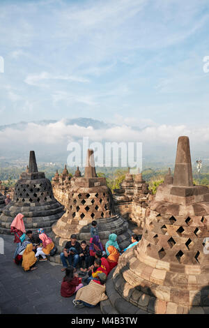 Touristen in Borobudur buddhistischen Tempel. Magelang Regency, Java, Indonesien. Stockfoto