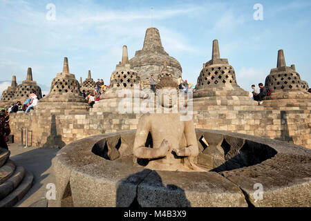 Buddha Bild mit der Hand, die Position des Dharmachakra Mudra, die drehen das Rad des Dharma. Borobudur buddhistischen Tempel, Java, Indonesien. Stockfoto