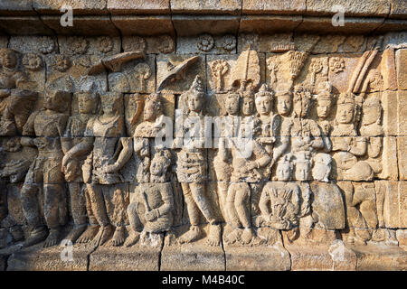 Reliefs auf einen Korridor an der Wand. Borobudur buddhistischen Tempel, Magelang Regency, Java, Indonesien. Stockfoto