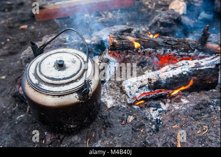 Kochendes Wasser Topf über einem offenen Feuer auf einem Campingplatz auf Tolbachik Vulkan, Kamtschatka, Russland Stockfoto