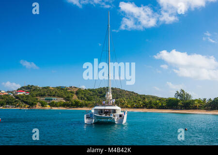 Katamaran anchroing in Salt whistle Bay, Mayreau, Tobago Keys, Grenadinen Inseln, St. Vincent und die Grenadinen, Karibik Stockfoto
