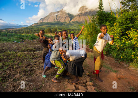 Kinder posieren vor dem Mount Mulanje, Malawi, Afrika Stockfoto