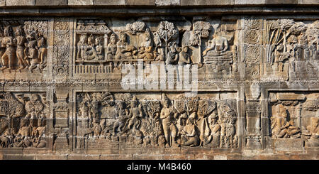 Reliefs an einer Flurwand im buddhistischen Tempel von Borobudur. Magelang Regency, Java, Indonesien. Stockfoto