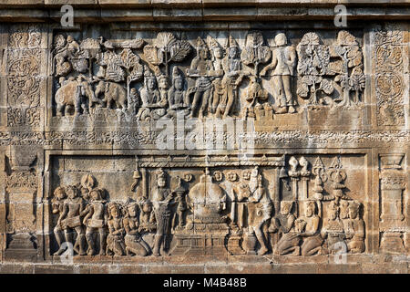 Reliefs auf einen Korridor an der Wand. Borobudur buddhistischen Tempel, Magelang Regency, Java, Indonesien. Stockfoto