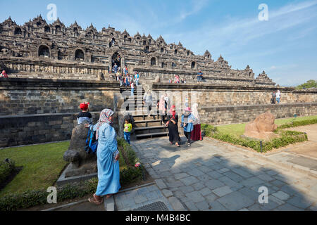 Touristen auf dem Weg heraus aus der Borobudur buddhistischen Tempel. Magelang Regency, Java, Indonesien. Stockfoto