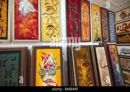 Auswahl von Gerahmten batik Gemälden zum Verkauf in Batik Seno Shop. Yogyakarta, Java, Indonesien. Stockfoto