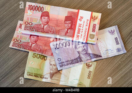 Indonesische Banknoten mit unterschiedlichen Nennwerten auf einem Tisch. Yogyakarta, Java, Indonesien. Stockfoto