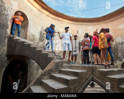 Menschen in Sumur Gumuling Gumuling (gut), 1-stöckigen zirkuläre Struktur, einmal als Moschee genutzt. Taman Sari Water Castle, Yogyakarta, Java, Indonesien Stockfoto